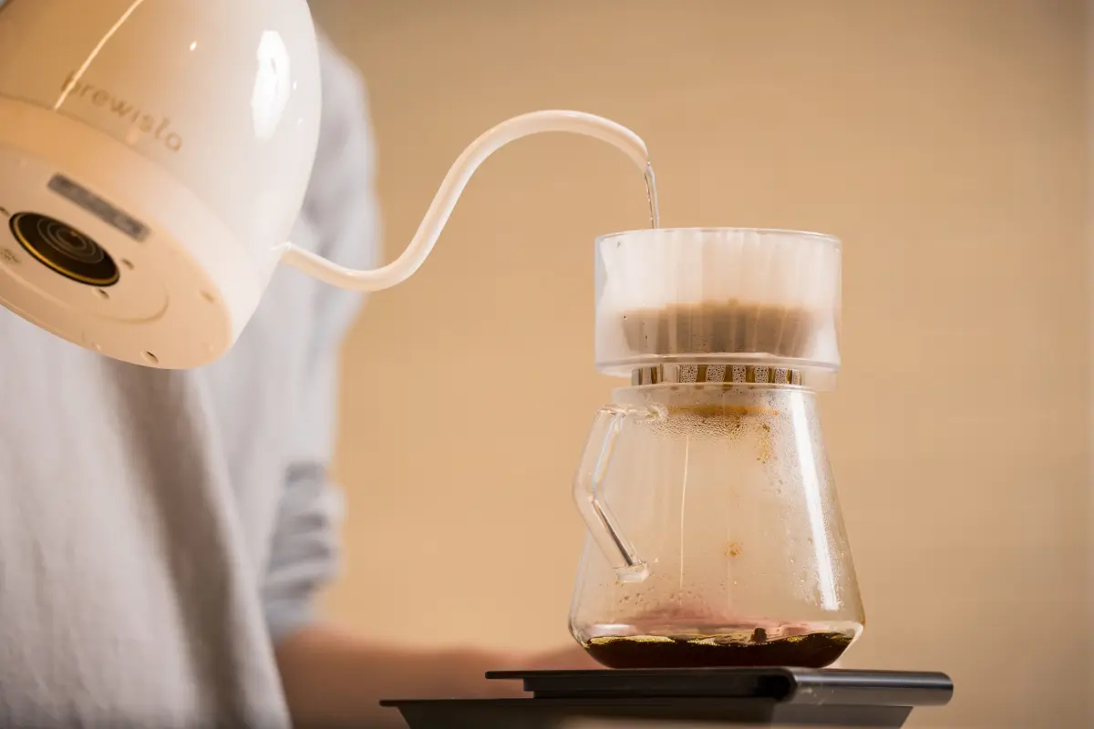 ドリップコーヒーを丁寧に淹れている様子