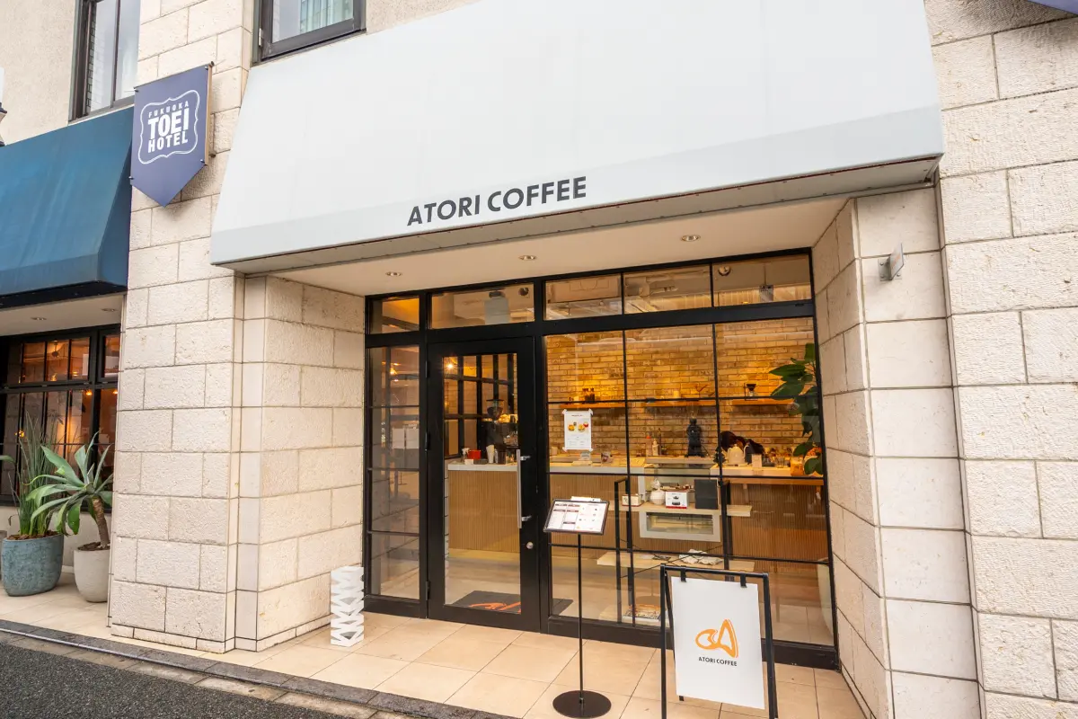 ドリップコーヒーを丁寧に淹れている様子