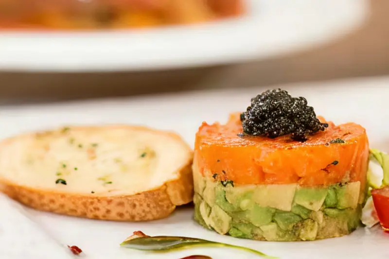 サーモンとアボカドのタルタル キャビア添え