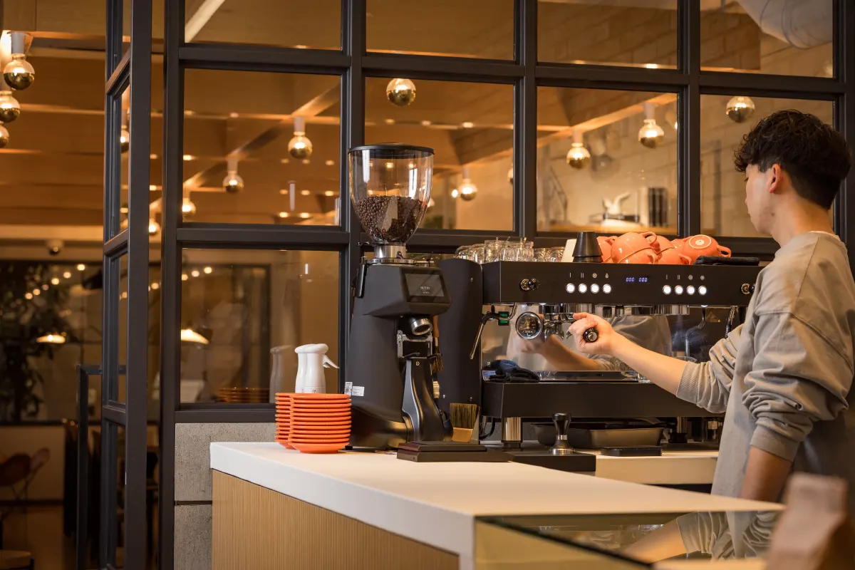 コーヒーマシンとバリスタ